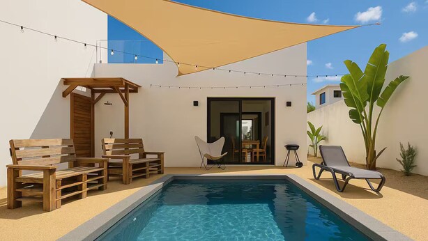 Ein Pool mit Holzmöbeln und einem schattigen Bereich.