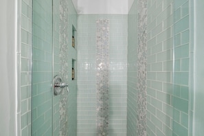 Shower, towels - The American Dream: Historic S Mt Vernon Craftsman (Prescott)