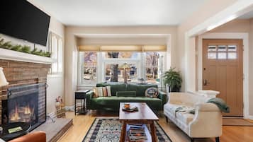 Smart-TV, Kamin, Videospiele, DVD-Player