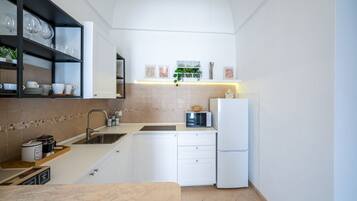 Réfrigérateur, micro-ondes, plaque de cuisson, cafetiÚre/bouilloire