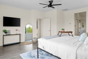 4 bedrooms, desk, iron/ironing board, travel cot - Stylish 4Bd Glendale home-Near StateFarm Stadium, WestGate, TopGolf (Glendale)