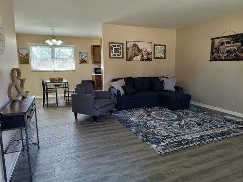 Cozy 3-bedroom house near I-70. Close to downtown Topeka and Lake Shawnee.