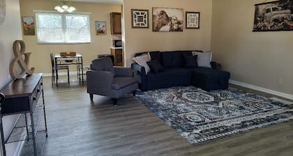 Cozy 3-bedroom house near I-70. Close to downtown Topeka and Lake Shawnee.