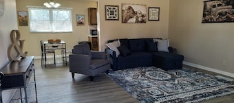 Cozy 3-bedroom house near I-70. Close to downtown Topeka and Lake Shawnee.