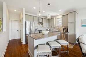 雪櫃、微波爐、焗爐、爐具