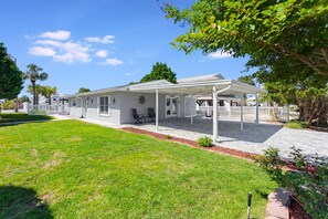 Exterior - 6820 Beach Drive- Sunshore Cottage- Private Pool (Panama City)