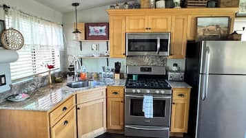 Refrigerador, microondas, horno y parrilla de estufa