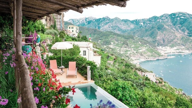 Une villa privée avec piscine, offrant une vue imprenable sur le paysage côtier.