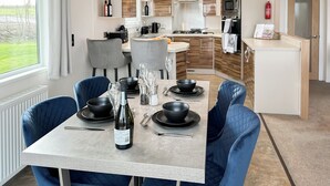 Een moderne keuken met een eethoek gedekt voor zes personen.