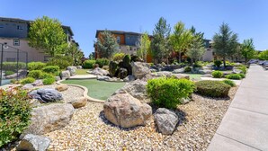 Un giardino curato con rocce, arbusti e un vialetto.