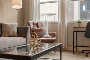 2 bedrooms - Luxury 2BR 2BA Apartment With Pool Gym Theater (Reno)