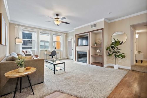 Luxury 2BR 2BA Apartment With Pool Gym Theater