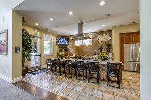 2 bedrooms - Luxury 2BR 2BA Apartment With Pool Gym Theater (Reno)