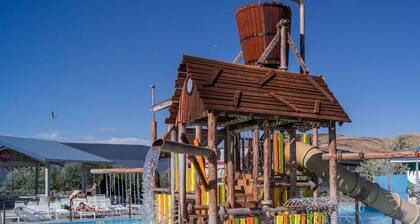 NEW Chic 2BR Stay With Heated Pool Gym Mini Golf