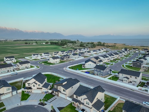 Spacious Lakeside Lights home, serene neighbor in American Fork near the Trax.