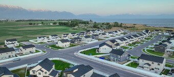 Spacious Lakeside Lights home, serene neighbor in American Fork near the Trax.