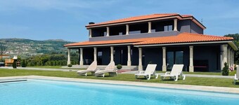 HostWise – Douro View Villa w/ 10 Suites and Pool
