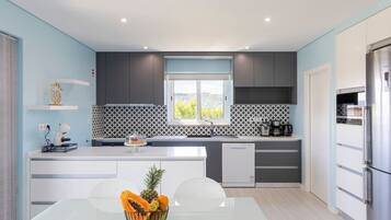 Geladeira, micro-ondas, fogão, cooktop