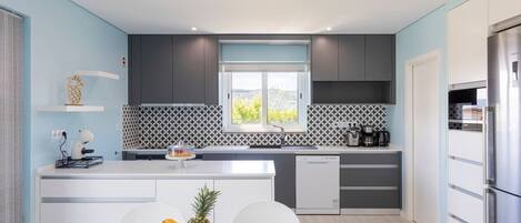 Frigorifero, microonde, forno, piano cottura