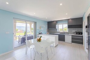 Fridge, microwave, oven, stovetop - HostWise – Douro Villa - Suite Almeida Garrett (Santa Marinha do Zêzere)