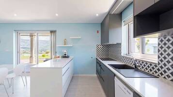 Geladeira, micro-ondas, fogão, cooktop