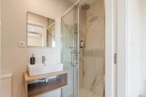 Hårføner og håndklær