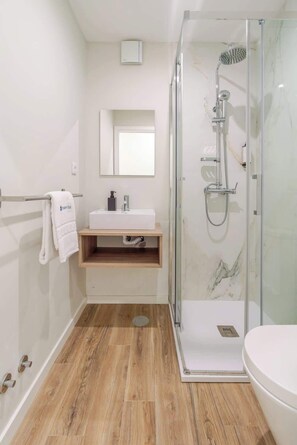 Dusj, hårføner og håndklær