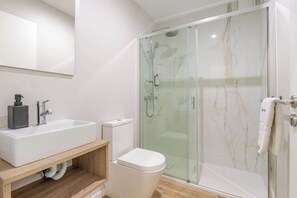 Hårføner og håndklær