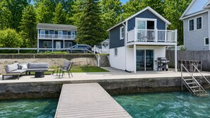 Een huis met terras, zwembad en barbecueplek.
