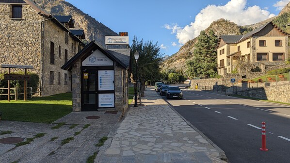 A stone building with a sign for 'Guardallaves Escarrilla' and a temperature display of 30 degrees.