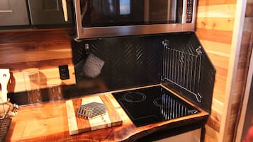 Een koelkast, een magnetron, een oven, een koffiezetapparaat/waterkoker