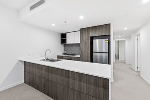 Two Bedroom Two Bathroom Apartment | Cozinha privada | Geladeira, micro-ondas, fogão, cooktop