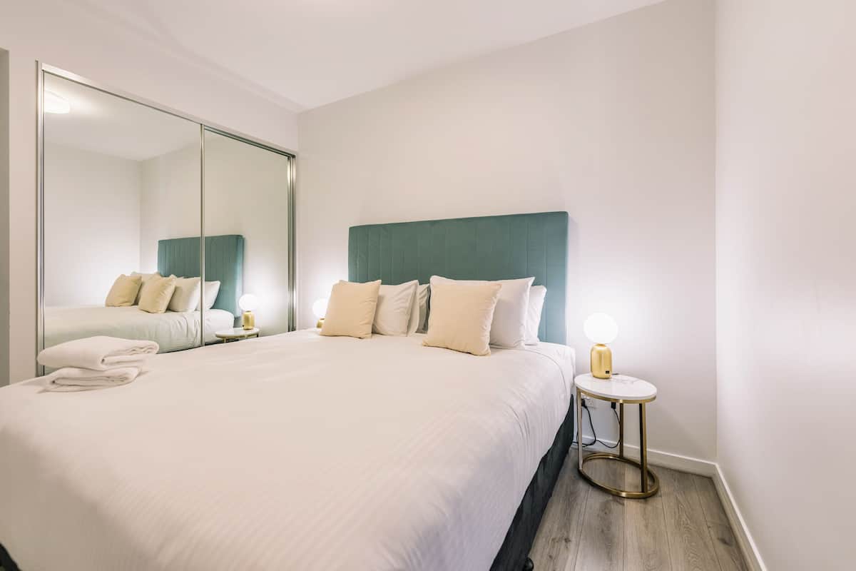 Tabla de planchar con plancha, wifi gratis y ropa de cama