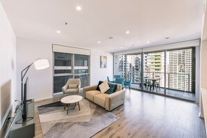 Two Bedroom Two Bathroom Apartment | Coin séjour | Télévision de 28 pouces avec chaînes par satellite