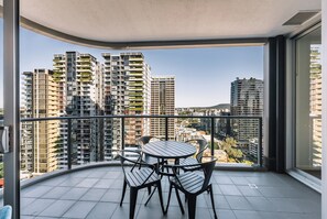 Two Bedroom Two Bathroom Apartment | Zona de estar | Televisión de 28 pulgadas con canales por satélite