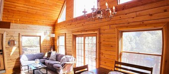 Mountain Vista Hideaway: Glamping in Your Own Private Treehouse
