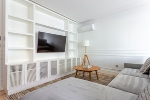 Een televisie en een stereo