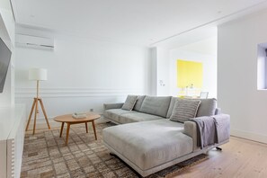 Een televisie en een stereo