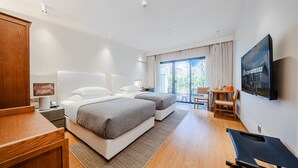 Chăn bông, minibar, két bảo mật tại phòng, bàn