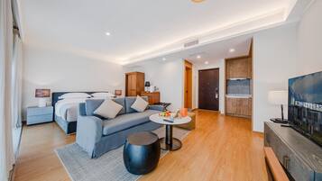 Superior-Doppelzimmer, 1 Queen-Bett, Balkon, Bergblick | 2 Schlafzimmer, Daunenbettdecken, Minibar, Zimmersafe