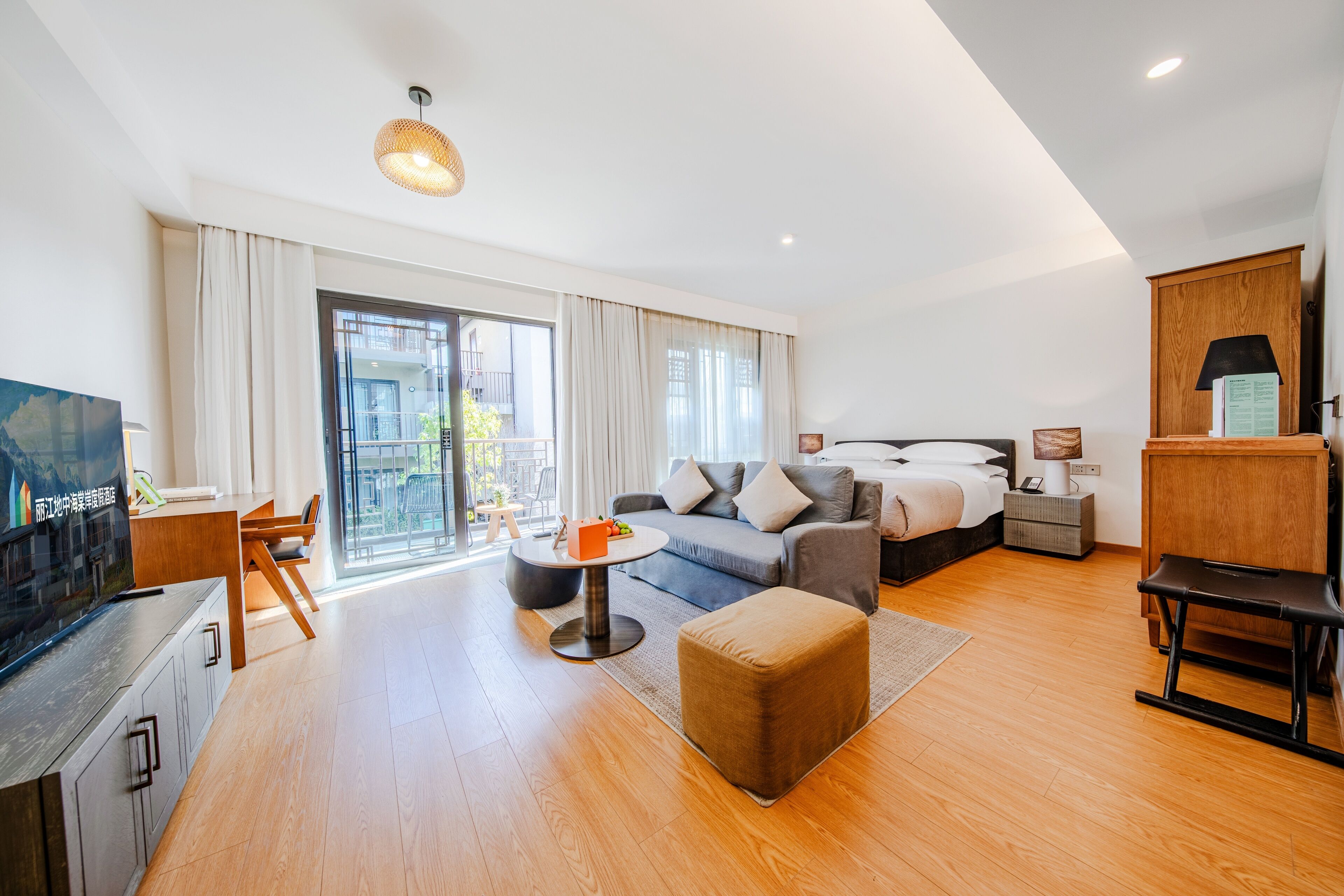 Phòng đôi Superior, 1 giường cỡ queen, ban công, quang cảnh núi | Chăn bông, minibar, két bảo mật tại phòng, bàn 