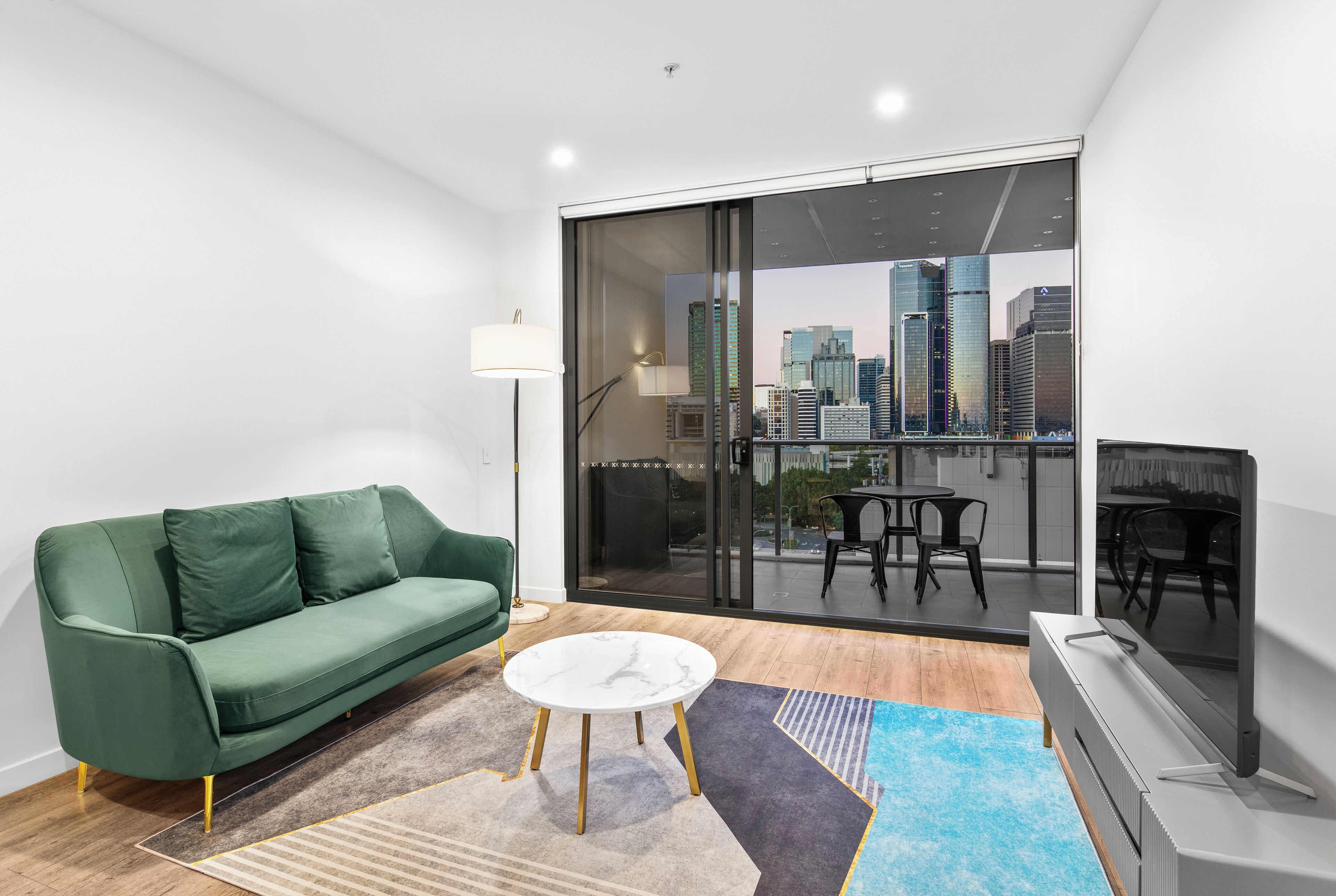 Lägenhet | Vardagsrum | 28-tums tv med satellitkanaler