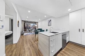 Apartamento | Cozinha privada | Geladeira, fogão, cooktop, lava-louças