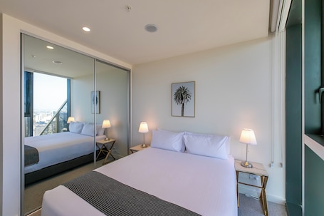 Tabla de planchar con plancha, wifi gratis y ropa de cama . The Cullinan Apartments by CLLIX