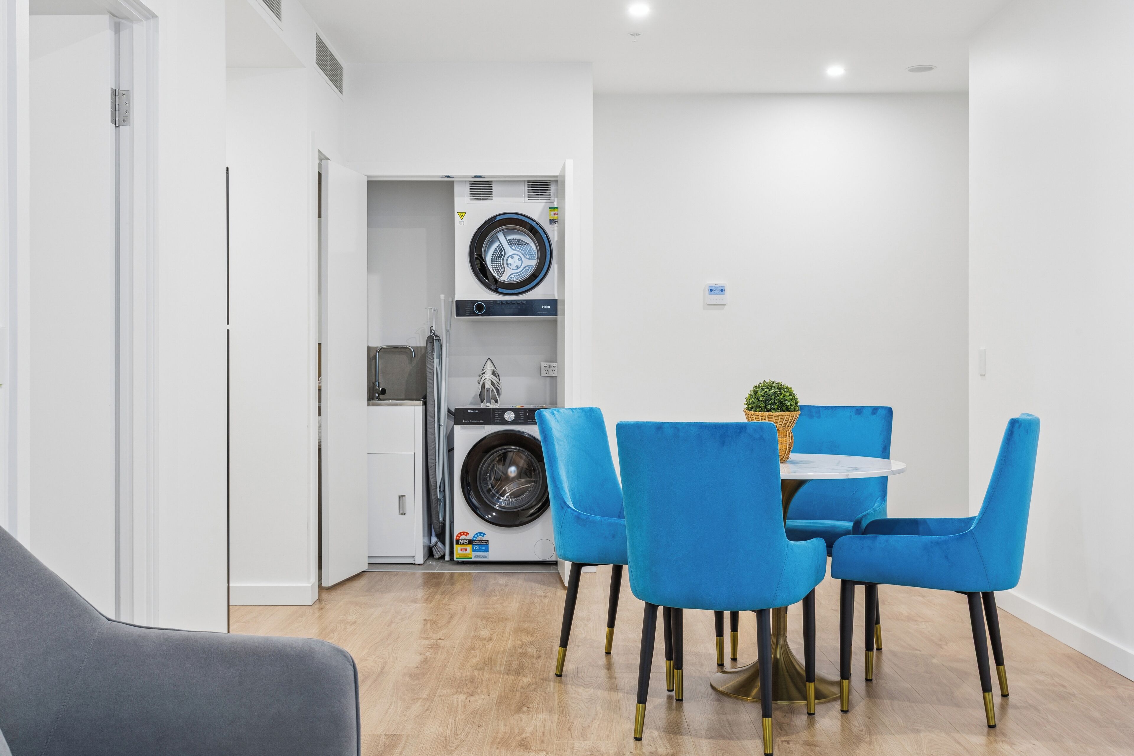 24 inci televisyen skrin rata dengan kabel 