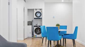 24 inci televisyen skrin rata dengan kabel