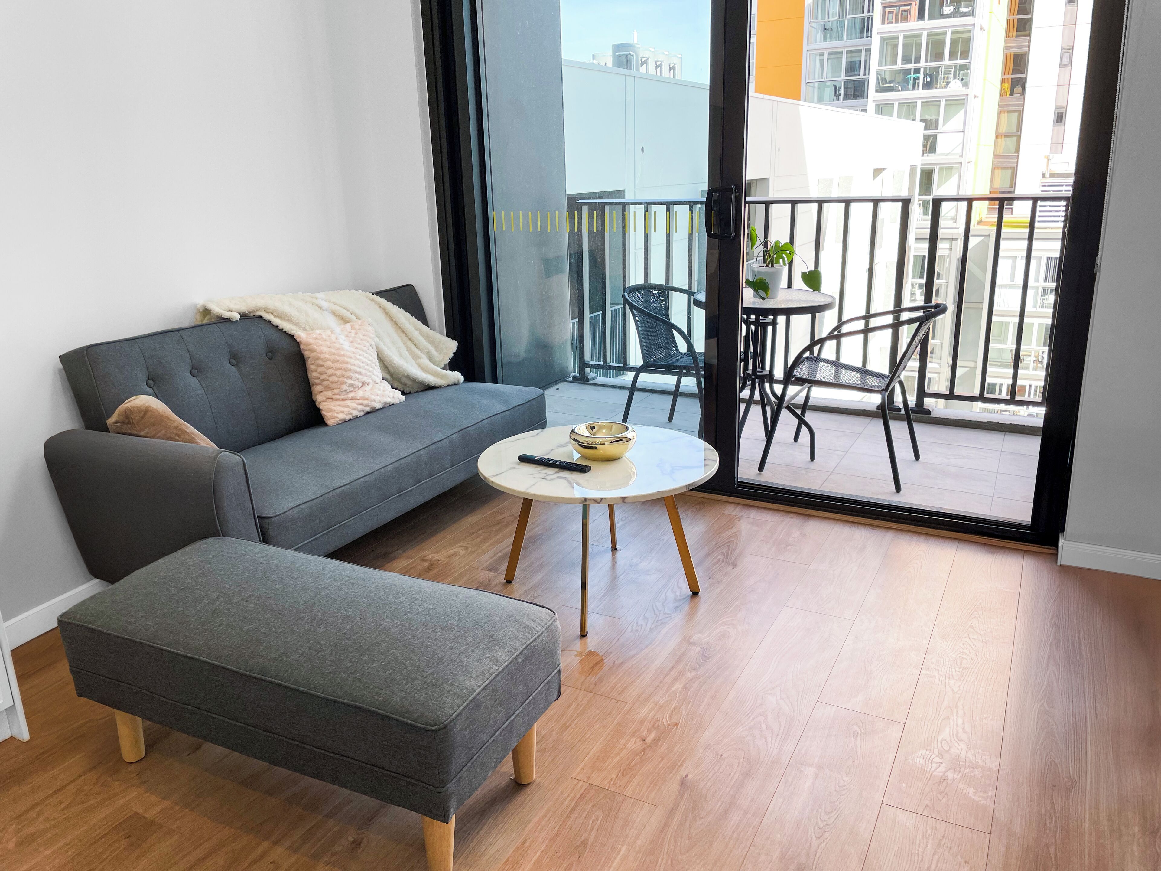 Televisión de pantalla plana de 24 pulgadas con canales por cable