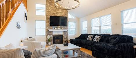 Smart TV, chimenea, futbolito