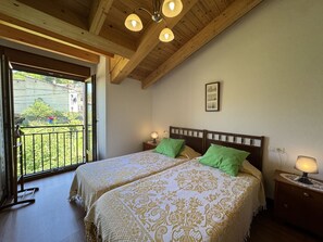 3 slaapkamers, een strijkplank/strijkijzer, reisbedje, beddengoed