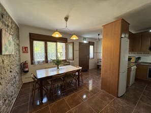 Een koelkast, een microgolfoven, een oven, een vaatwasser